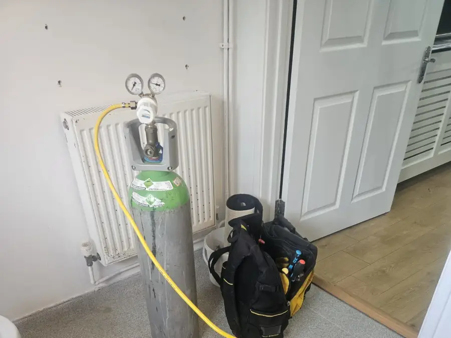 Tracer gas cylinder, regulator and hose reel set up for the investigation