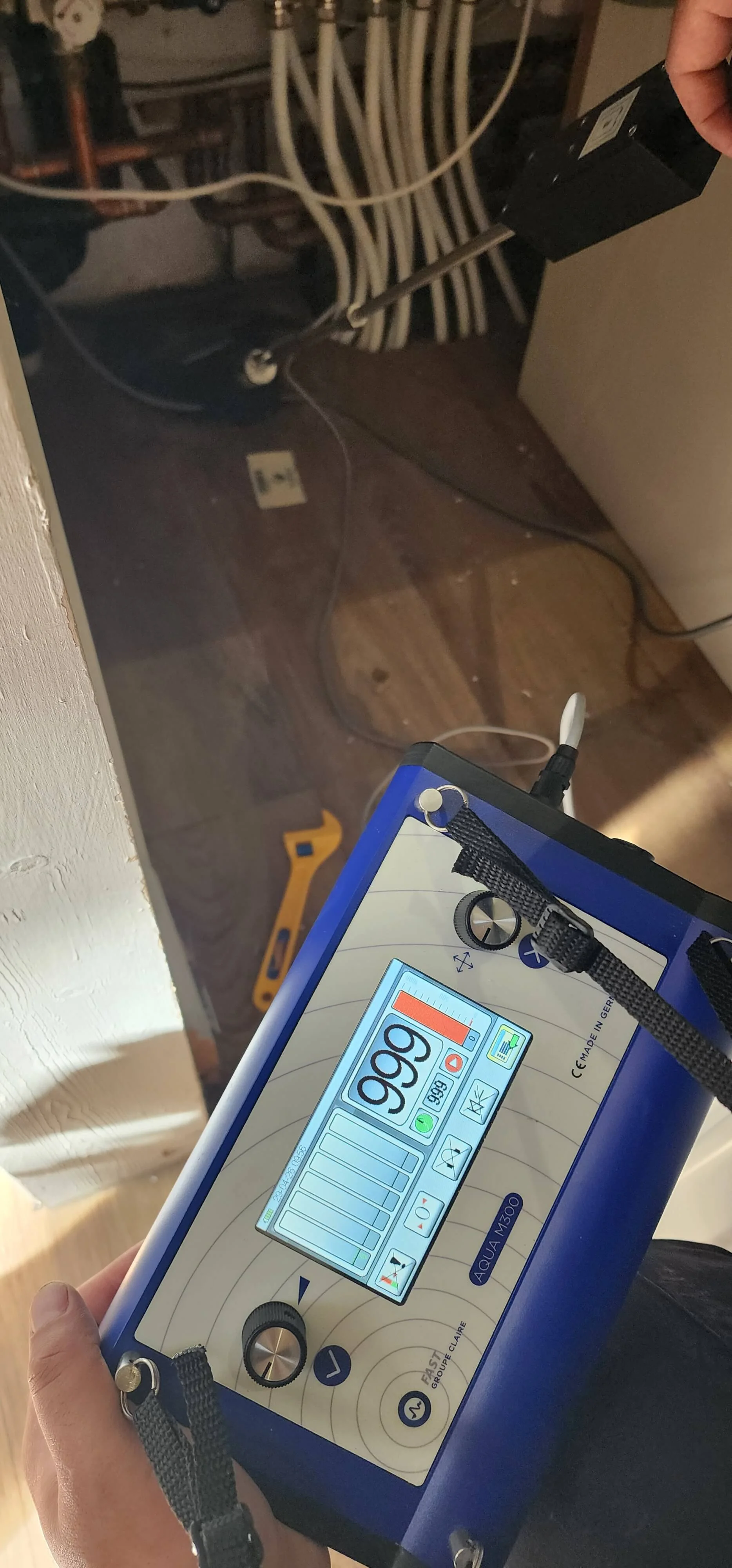 Tracer gas detector reading during Farnham central heating leak detection
