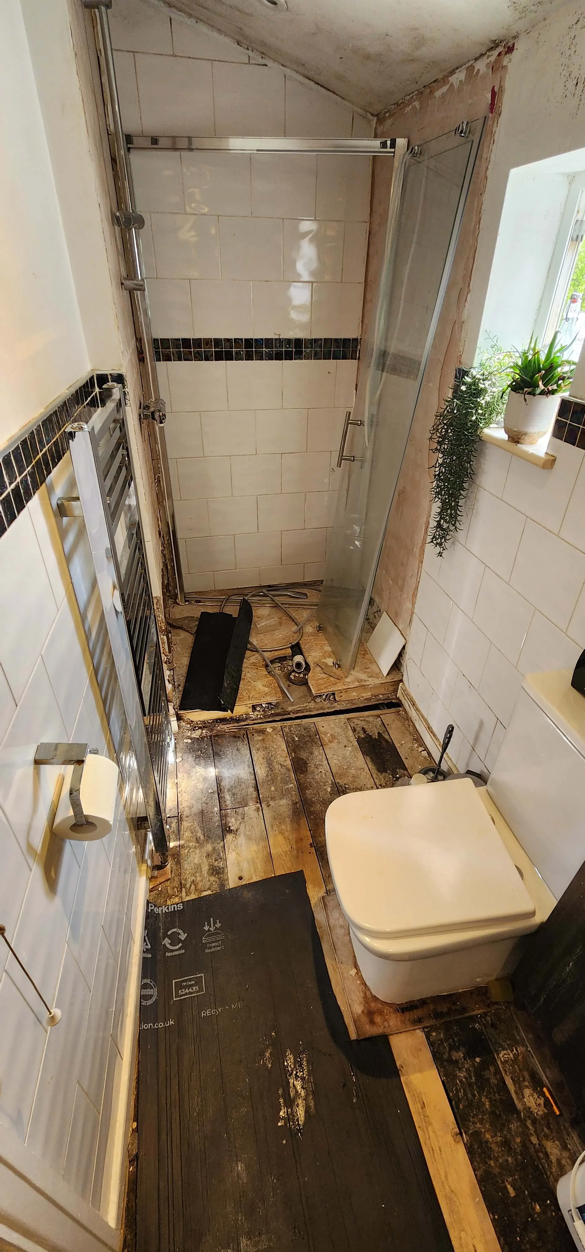 Shower tray leak investigation in Kingston bathroom